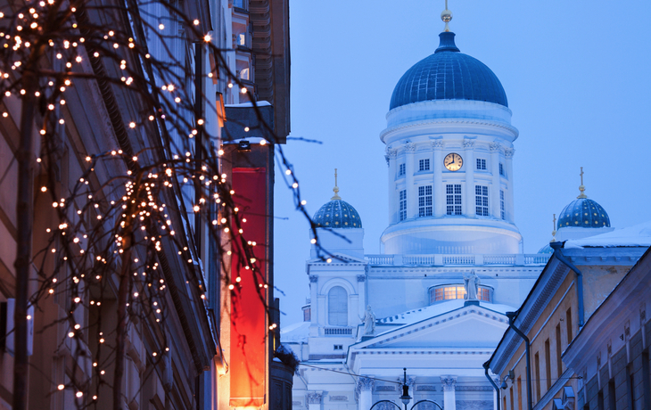 Kathedrale und Weihnachtsdekoration in Helsinki