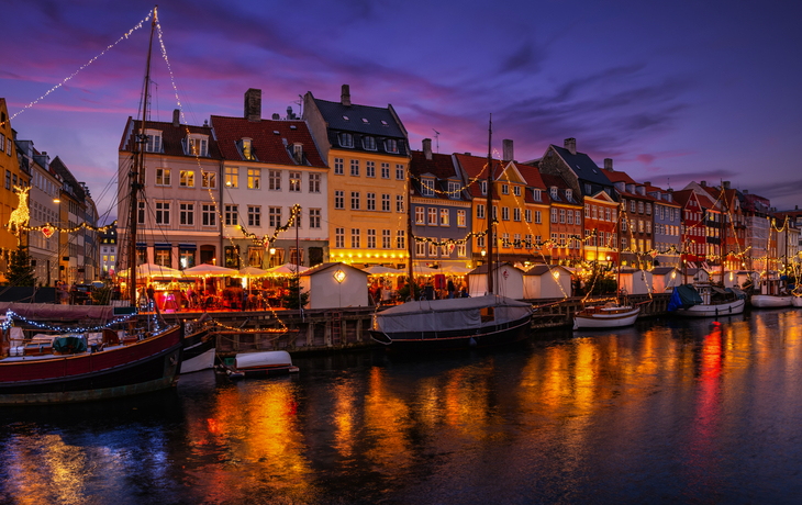 winterliche Abendansicht des weihnachtlich geschmückten Stadtteils Nyhavn in Kopenhagen, Dänemark