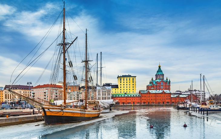 Helsinki-Hafenbezirk mit Uspenski-Kathedrale im Winter, Finnland