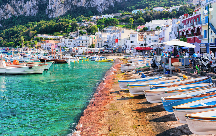 Boote im Hafen Marina Grande auf der italienische Insel Capri im Tyrrhenischen Meer