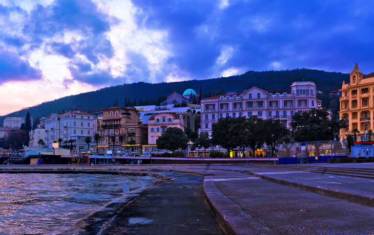 Blick auf die Bucht von Opatija bei Sonnenuntergang, Kroatien