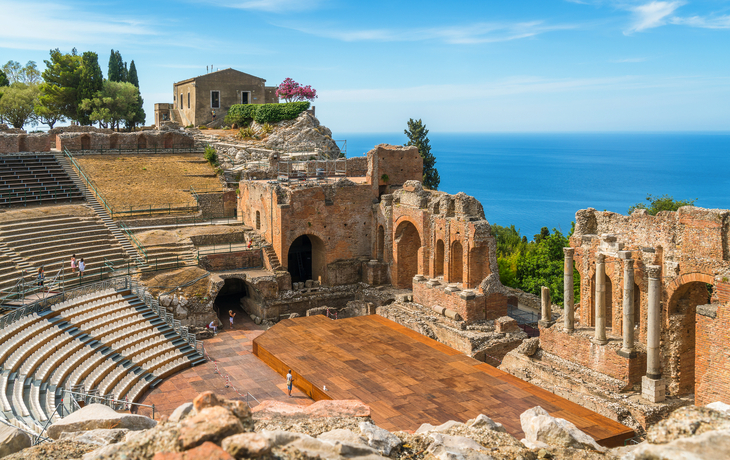 Ruinen des antiken griechischen Theaters in Taormina an einem sonnigen Sommertag mit Blick auf das Mittelmeer