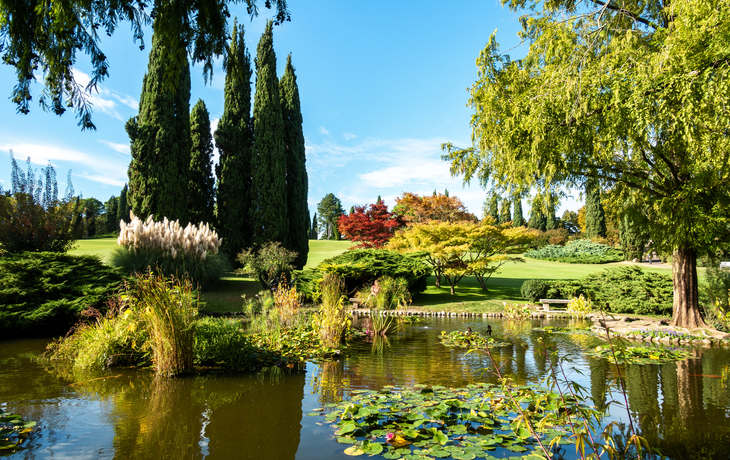 Reflexionen in einem Teich im Parco Giardino Sigurtá