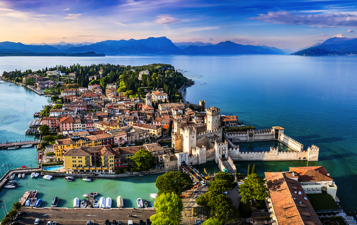 Altstadt und Hafen von Sirmione in Italien