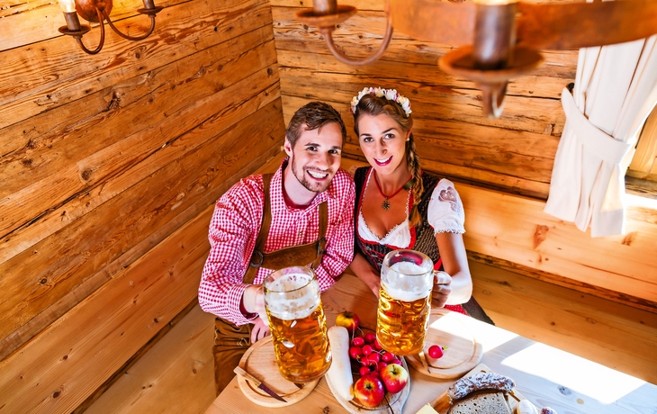 Paar bei Brotzeit auf Berghtte in Alpen