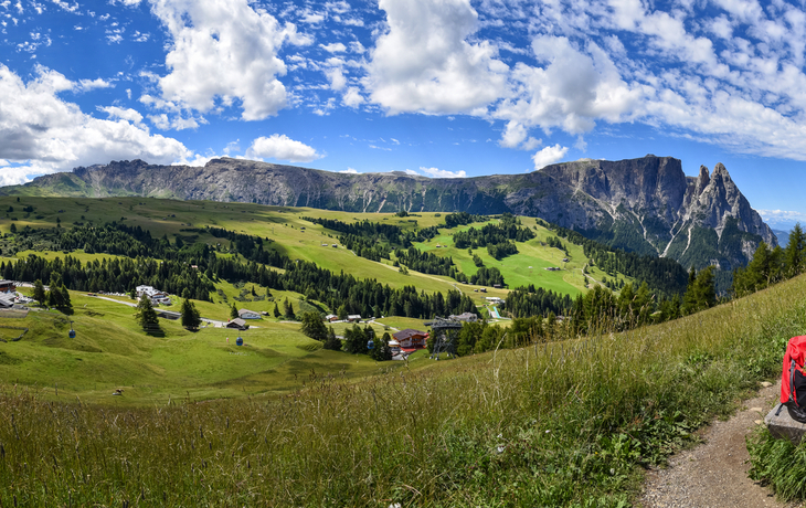 Seiser Alm mit Berg Schlern in den Dolomiten, Italien