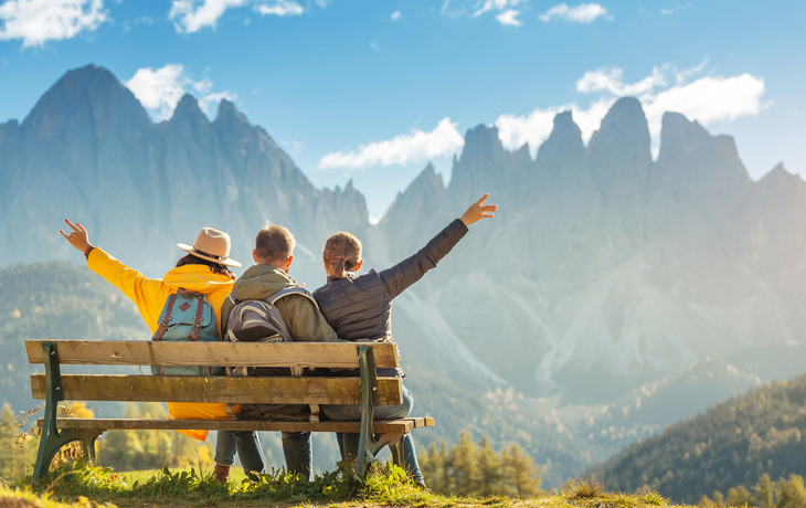 Aktive drei Freunde reisen während der Herbstferien und Ferien in den Bergen der Dolomiten in der Bozenregion in Italien