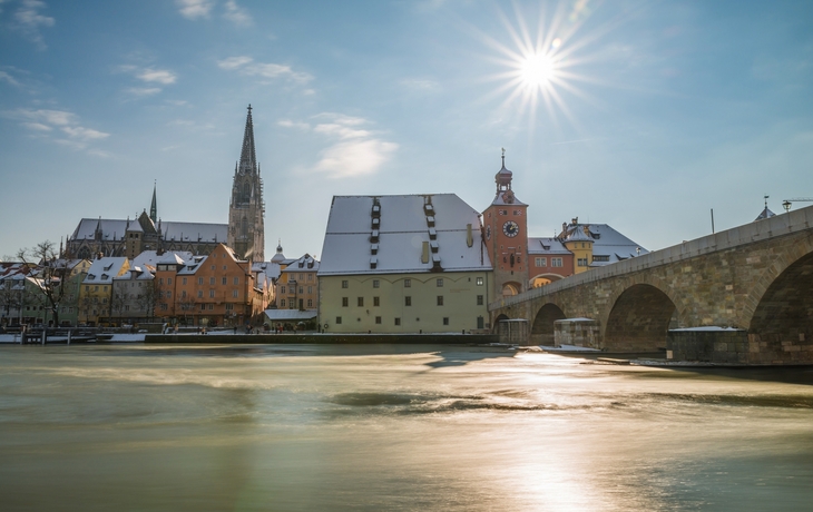 Regensburg im Winter mit Promenade und Dom und Steinerne Brücke,Deutschland