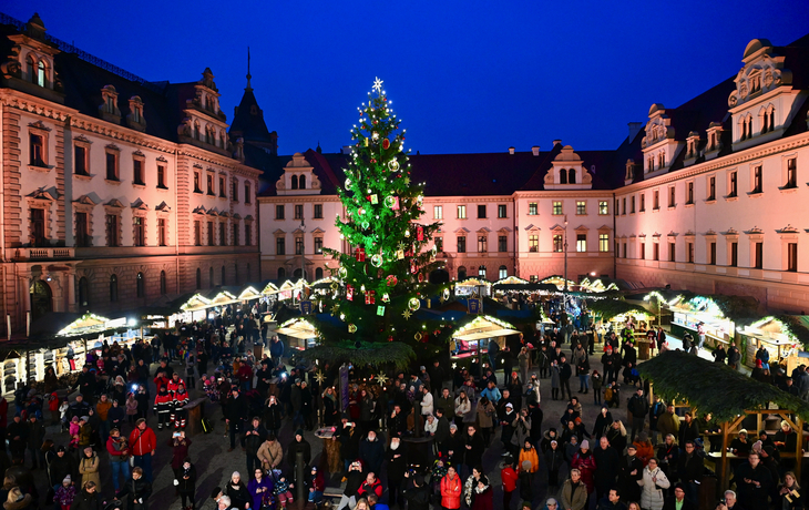 Weihnachtsmarkt auf Schloss St. Emmeram in Regensburg, Deutschland