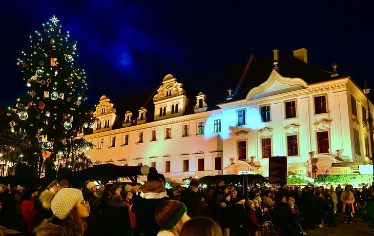 Weihnachtsmarkt auf Schloss St. Emmeram in Regensburg, Deutschland