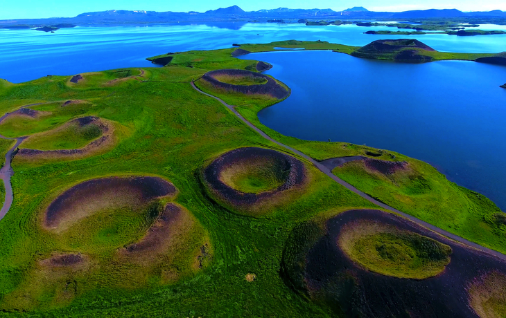 Vulkankrater im See Myvatn auf Island