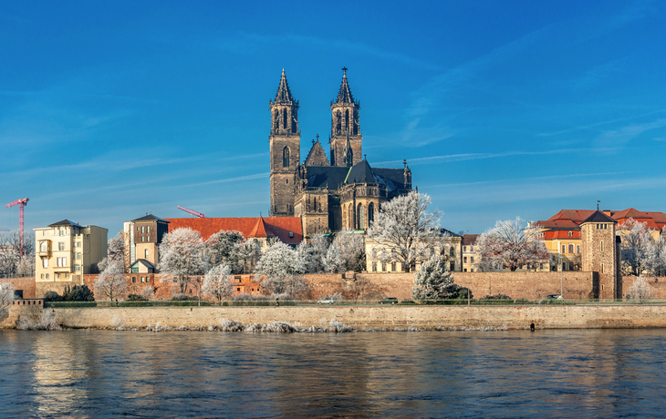 Panoramablick über die historische Innenstadt von Magdeburg im Winter