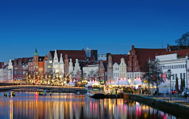 Lbeck, Weihnachtsstimmung auf der Obertrave mit historischen Fassaden.