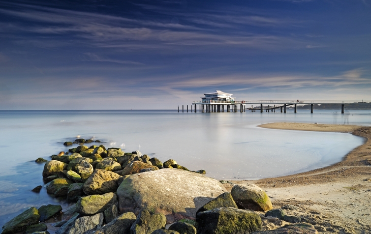 Asiatisches Teehaus auf der Seeschlösschenbrücke am Timmendorfer Strand, Deutschland