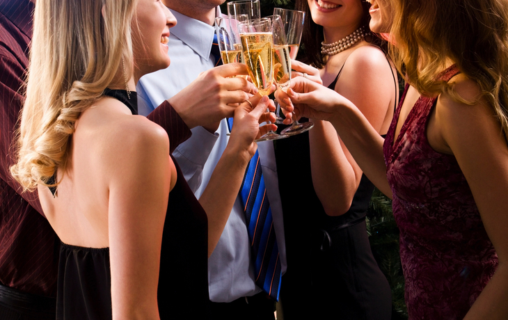 Fünf Freunde klirren miteinander