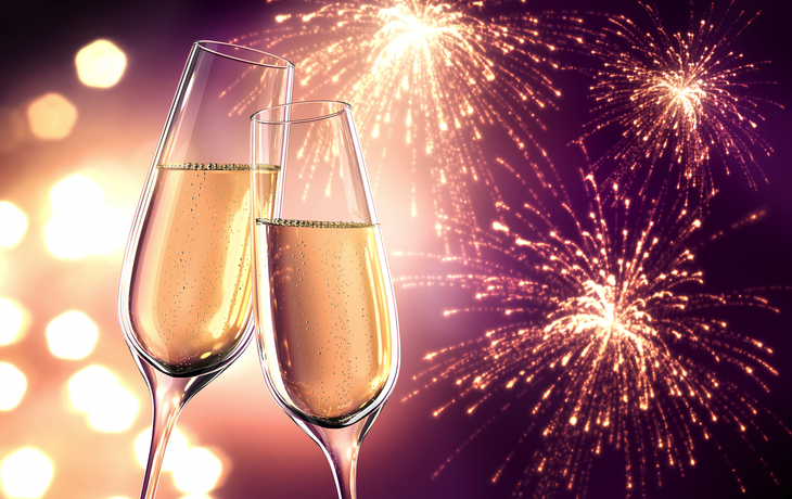 Champagnergläser mit Feuerwerk