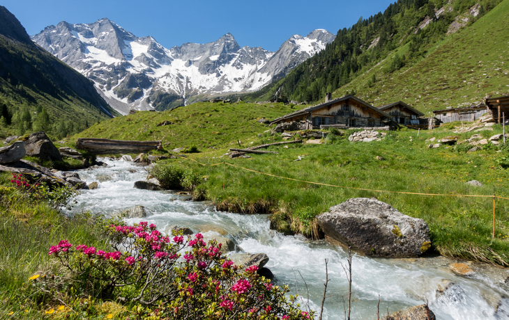 Almhütten mit Gebirgsbach im Zillertal