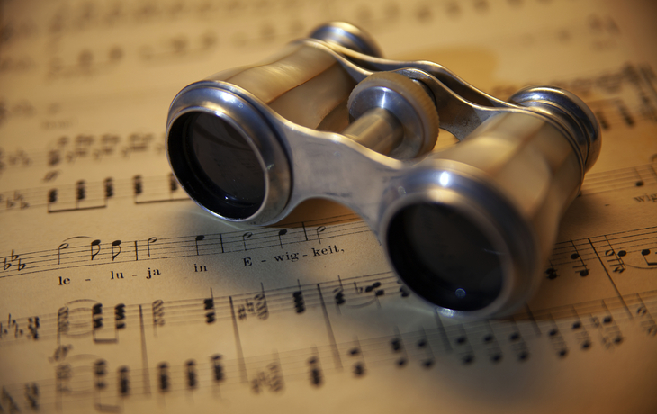 alte Noten mit antikem Opernglas