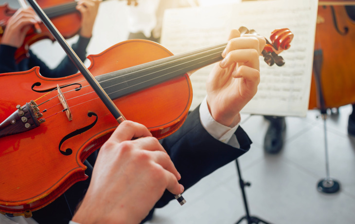 Violinist mit Musikblatt Durchführung