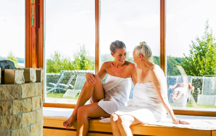Alte und junge Frau in Panorama Sauna
