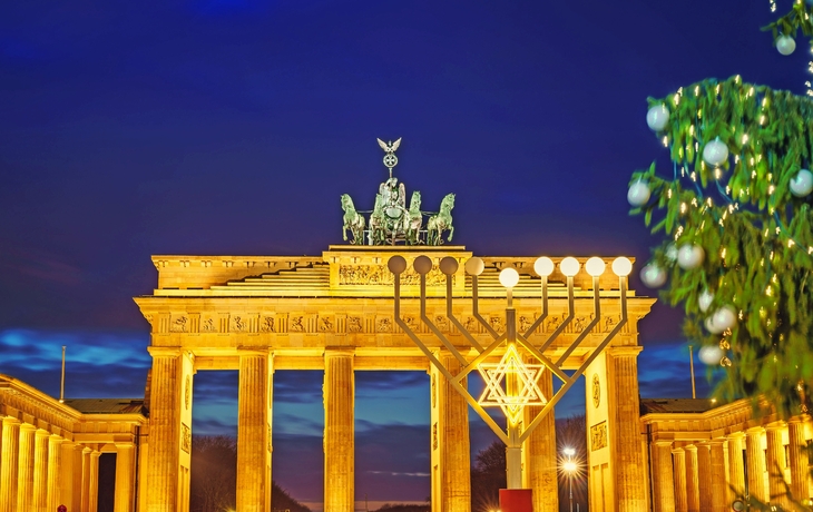 Weihnachtsbaum am Brandenburger Tor in Berlin, Deutschland