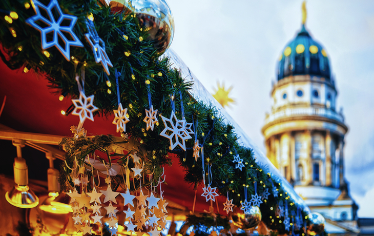 Weihnachtsmarkt am Gendarmenmarkt in Berlin, Deutschland