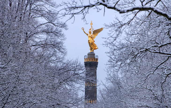 Siegessäule in Berlin im Winterkleid