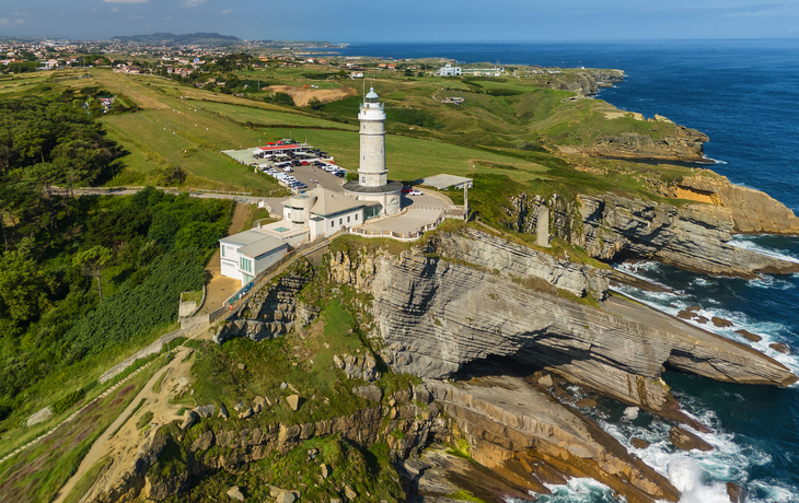 Luftaufnahme des Leuchtturms von Kap Mayor an der felsigen Küste von Santander, Spanien