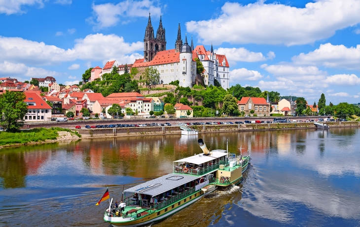 Albrechtsburg Meissen mit Raddampfer in der Elbe