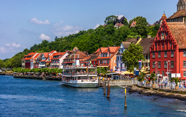 Seepromenade mit Ausflugsschiff in Meersburg