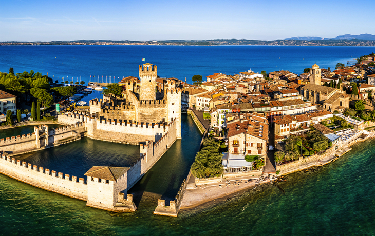 Altstadt und Hafen von Sirmione in Italien