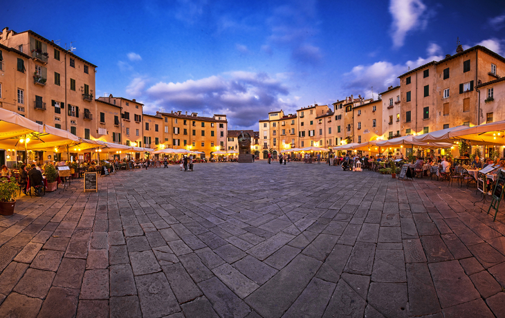 Piazza dell' Anfiteatro in Lucca, Italien