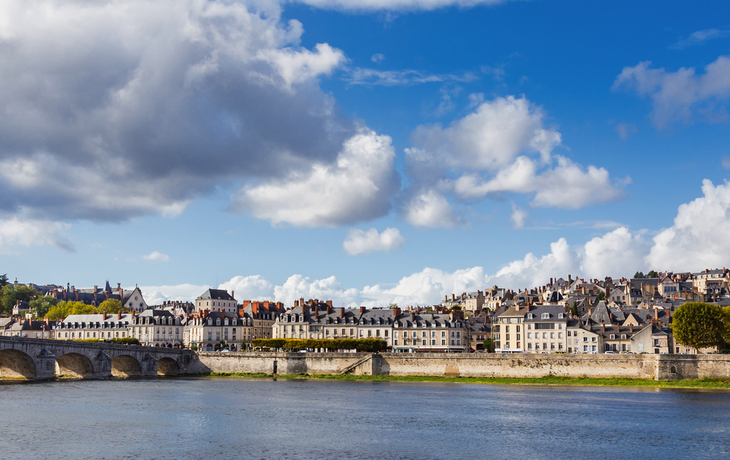 Blois mit der Kathedrale von St. Lois und der alten Steinbrücke über die Loire