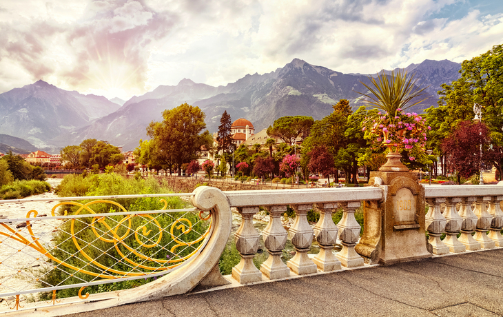 Blick von der Via Rom auf Meran in Südtirol, Italien