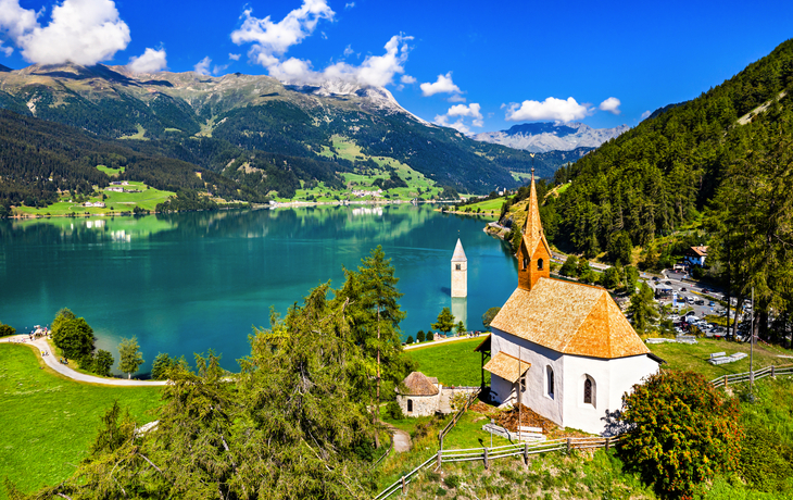 Reschensee im Vinschgau in Südtirol, Italien
