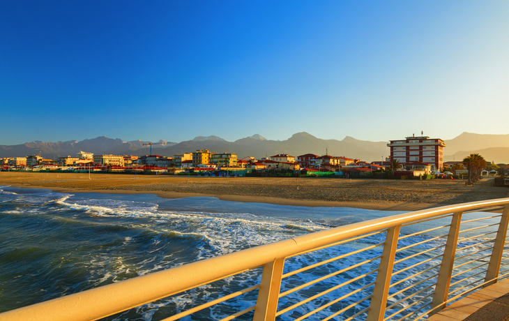 Lido di Camaiore: der Pier des Strandbad von Camaiore nahe Lucca in der Toskana, Italien