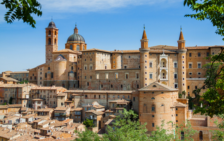 der Herzogliche Palast (Palazzo ducale) in Urbino, Italien