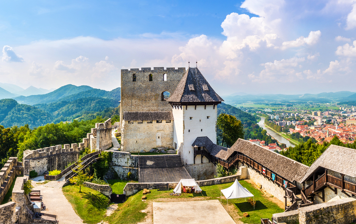 Panoramablick auf die alte Burg von Celje mit der Stadt im Hintergrund