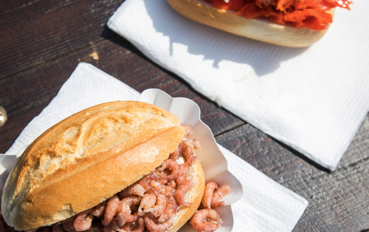 Fischbrötchen mit Nordseekrabben und Alaska-Seelachs