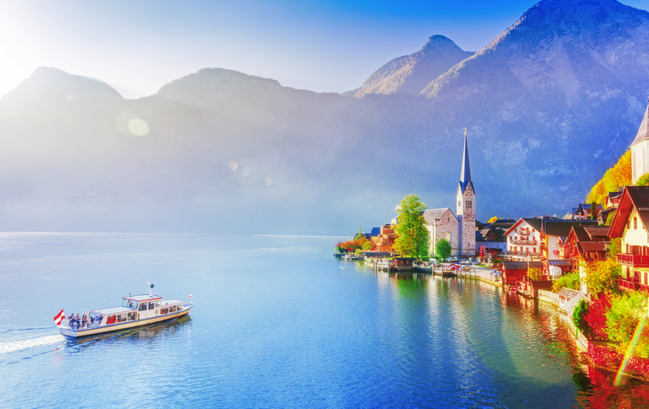 herbstliches Hallstatt am Hallstätter See im österreichischen Salzkammergut
