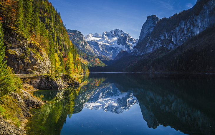 Berglandschaft der Alpen mit Dachsteingipfel am Gosausee