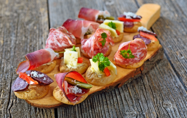 Südtiroler Fingerfood: Schüttelbrot-Häppchen mit Speck, Lagrein Weinkäse, Bauernsalami und Kaminwurzen