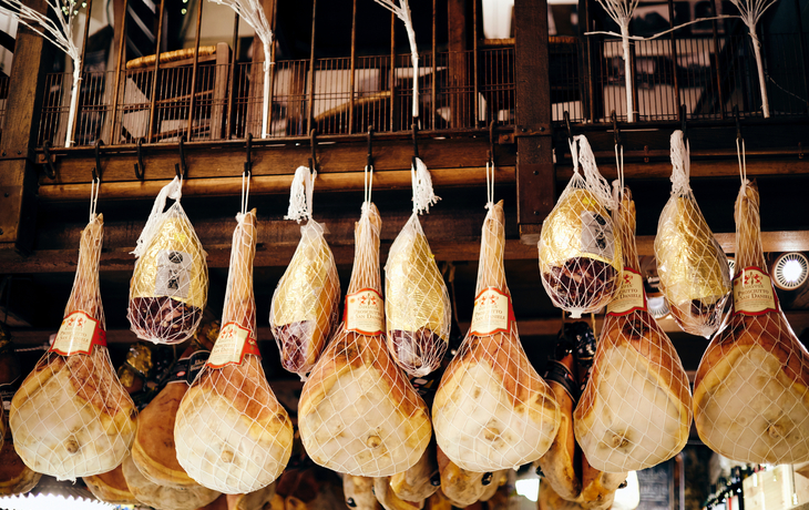 Cured Schinken, der von der Decke in Bologna hängt