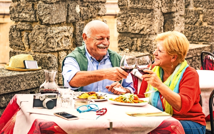 Ältere Paare, die Spaß auf Reisen im Restaurant essen mit - Reife Mann und Frau Frau auf aktive ältere Urlaub - Happy Ruhestand Konzept mit Menschen im Ruhestand zusammen - Warm bewölkten Tag Farbtöne