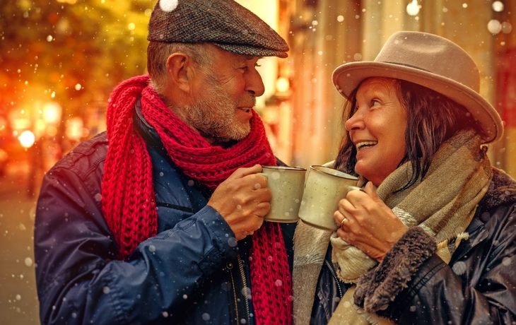 Senioren auf dem Weihnachtsmarkt