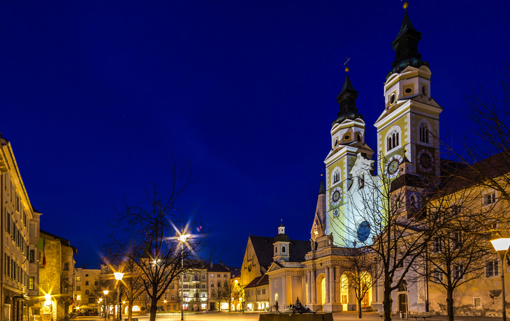 Nachtansicht des Hauptplatzes in Brixen im Winter