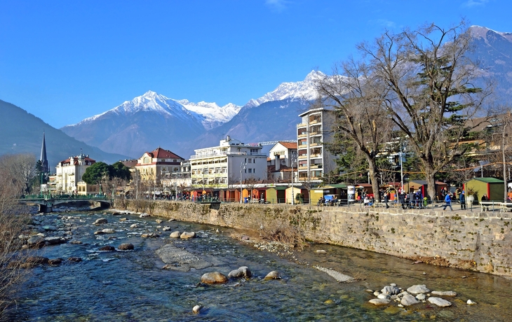 Weihnachtsmarkt am Fluss Passer in Meran, Italien