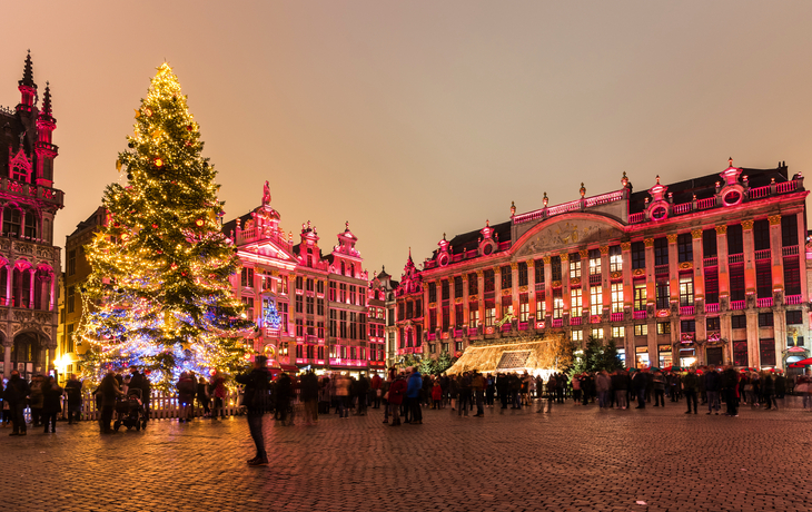 Blick auf den Grand Place in Brüssel zur Weihnachtszeit 
