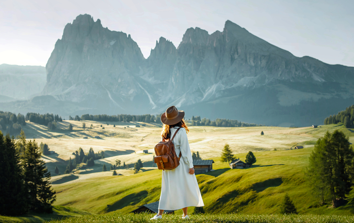 Touristion blickt auf die Seiser Alm