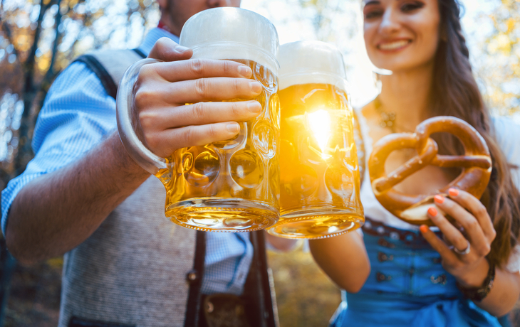 Frau und Mann in Bayerischer Tracht trinken Bier